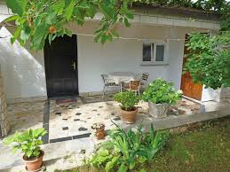 Case vacanza & appartamenti per vacanze in affitto in croazia: Njivice Case Vacanza Isola Di Krk Croazia Monolocale St2 Per 2 Persone Affitto Vacanze 25 M2 Piano Terra Distanza Dal Mare 500 M Appartamenti Monolocali In Affitto A Njivice Krk