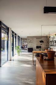 Disponemos de productos con la mejor eficiencia energética y el máximo. Salon Moderno Con Chimenea Y Cocina Integrada