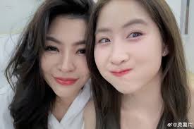 Không rõ tin chuẩn hay chưa) Fan Trung làm tóc ở Amor Salon của P'Faye bắt  gặp Yoko cũng ở đó 😃 Gg dịch : “Yoko bước vào trong lúc tôi đang