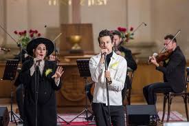 Účinkující jsou známé osobnosti české scény, kteří mají za úkol napodobit české i zahraniční pěvecké legendy. Albert Cerny Galerie Z Filmu Csfd Cz