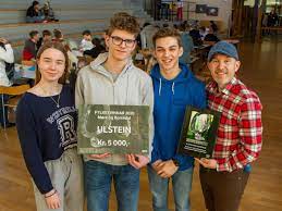 Prosjektet er et resultat av en arkitektkonkurranse i 2005. Ungdomsskulen Fylkesvinnar I Klassequizen Vidare Til Landsfinalen Ulstein Kommune