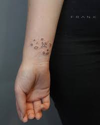 Oslo Girlswithtattoos Linework Tatted Tattoo Tattooart Tatovering Girl Fashion Art Style Minimal Small Tattoos Tattoos Pride Tattoo Small
