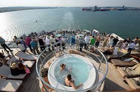 I really enjoyed being on the queen mary 2 the food, the cabins, the entertainment and the crew are amazing. Queen Mary 2 Nach Der Renovierung Mit Der Gepimpten Queen Auf Dem Meer Stern De