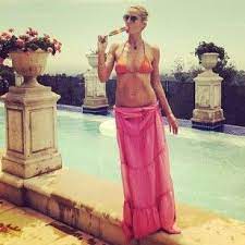 She is the daughter of erna, a hairdresser, and günther klum, a cosmetics company executive. Heidi Klum Schlupfriges Lutsch Foto Bei Instagram Intouch Klum Badeanzug Bilder Heidi Klum