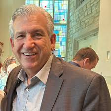 아니요 그녀는 선 코스트에 살고 있어요