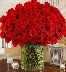 100 Premium Long Stem Red Roses In A Vase 100 Red Roses Red Roses Flower Arrangements