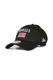 Casquette en tissu à le chapeau est en tissu à imitation cuir de couleur noir, décoré d'une chaînette argentée retenue par. Casquette Black New Era Homme Citadium