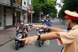 Thấy cảnh sát, linh nhanh chóng quay xe bỏ chạy với tốc độ gần 100km/giờ. Cong An Láº­p Chá»'t Kiá»ƒm Tra NgÆ°á»i Dan Tp Hcm Ra Ä'Æ°á»ng Khong Ly Do Cáº§n Trinh Giáº¥y Tá» Gi
