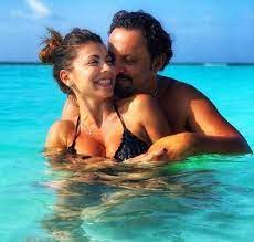 Oggi l'attore e comico romano è fidanzato con flora canto dalla quale ha avuto anche la bellissima martina. Flora Canto Sexy Alle Maldive Con La Famiglia Ilgiornale It