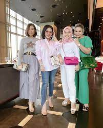 Yuk, intip beberapa gaya dan mix n match ala mereka! 10 Adu Gaya Glamor Syahrini Vs Aisyahrani Siapa Yang Paling Cetar