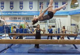 A room or building equipped for indoor sports. Una Entrenadora De Ballet Equilibra Un Programa De Gimnasia Olimpica The New York Times