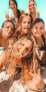 You guys seemed to really enjoy my last playlist post, so here's another one! Friend Group Friend Photoshoot Friends Photography Friend Poses