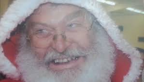 À un mois de Noël, le Père Noël soigne sa barbe à L'Isle-sur-la-Sorgue