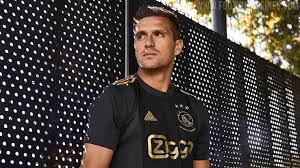 Ajax maakte eerder al bekend dat het een shirt als eerbetoon aan zanger bob marley zou uitbrengen. Ajax 20 21 Champions League Kit Released 50th Anniversary Of European Cup Win Footy Headlines