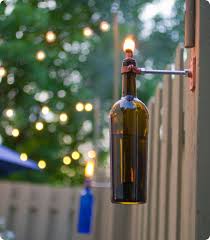 Romantische Deko Fur Den Garten Mit Alten Flaschen Und Lampenol Von Lisaswohntraum Wine Bottle Lanterns Wine Bottle Tiki Torch Wine Bottle Lamp