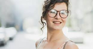 Ini kerana kaca mata yang bersegi dapat melembutkan garisan bulat yang ada pada sekeliling wajah anda. 5 Model Kacamata Untuk Yang Punya Wajah Bulat Popmama Com