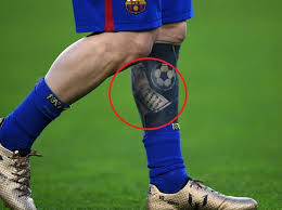 Lionel messi covered most of his leg tattoo in solid black ink. Die 18 Tattoos Von Lionel Messi Und Ihre Bedeutung Promi Tattoos