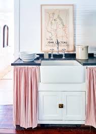Las cortinas para la cocina agregan un toque decorativo a las ventanas que se ubican sobre los lava trastes y son muy comunes en muchas cocinas. Cocinas Rusticas Modernas Tendencias En Cocinas 2020