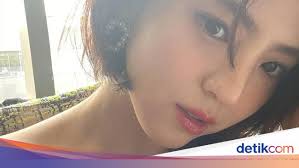 Keduanya juga diketahui pernah beradu akting dengan aktor populer, song kang. Penampilan Han So Hee Dengan Rambut Pendek Lepas Image Pelakor Dakyung
