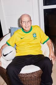 Flamengo c'est une équipe très populaire au brésil et qui compte actuellement dans ses rangs un. Nike Lance Les Nouveaux Maillots 2021 Du Bresil Footsilo