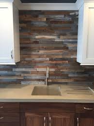 Dieser macht das holz strapazierfähig und damit geeignet als rückwand für die küchennische. Kuchenruckwand Aus Holz Statt Fliesenspiegel 20 Ideen Und Tipps