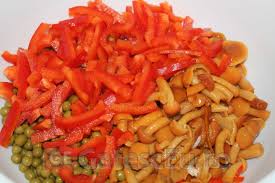 Sucul de la 1 lamaie 80 ml ulei masline 1 lingura ceapa rosie tocata fff marunt 1 catel. Salata Din Mazare Ciuperci Si Ardei Dulce Retete Culinare