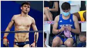 Tom daley擅長跳水外，編織手藝亦很厲害。 一身肌肉的體壇明星大男孩有如此反差萌的嗜好，叫人嘖嘖稱奇，此手藝是tom daley在抗疫期間發展出來的，據悉當是他接觸編織便愛上，並開設了ig「 madewithlovebytomdaley 」，在奪金後他亦有拍片分享diy的金牌袋子，兩面. Wyl4csjnfzrt M