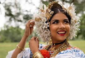 As Panamanian women dance to the rhythm of the accordion wearing their  Pollera, a splendid artwork stands out at the top of their heads: the  tembleques, a piece of jewelry handmade by