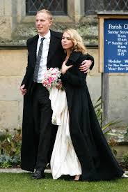 Billie Piper And Laurence Fox Tie The Knot At Their Quintessential English Wedding Billie Piper Laurence Fox Celebrity Weddings