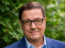 Kevin Weldon's Instagram, Twitter & Facebook