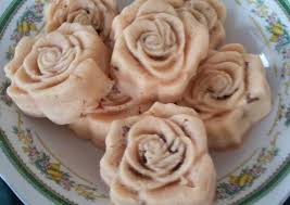 Kue pisang kukus bahan bahan daun pisang untuk bungkus pisang kepok tepung beras santan halo para penikmat setia rasa. Bagaimana Menyiapkan Bolu Kismis Mawar Enak Banget Resepkue My Id