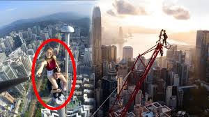 Nama bangunan dengan ketinggian 484 meter ini sebelumnya adalah union square phase 7, sementara nama icc secara resmi baru diumumkan pada tahun 2005. Pasangan Ini Nekat Manjat Crane Gedung Tinggi Di Hong Kong Demi Selfie Begini Nasibnya Sekarang Halaman All Tribun Travel