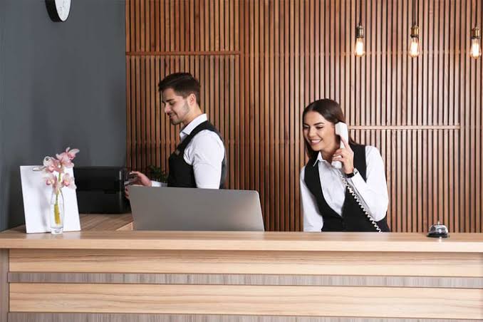 What is a Front Desk Associate in a hotel? Skills, training & tips