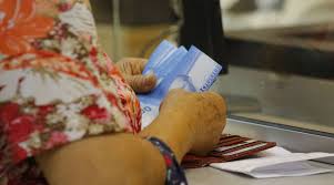 En medio de crisis sanitaria, el ejecutivo ha tenido que ayudar a miles de chilenos para apalear la crisis. D1s5umi21p75wm