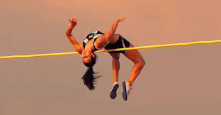 Salto com vara é um evento do atletismo onde os competidores usam uma vara longa e flexível para alcançar maior altura e passar por cima de uma barra ou sarrafo. Provas De Saltos Do Atletismo Educacao Fisica Atletismo Modalidades Do Atletismo