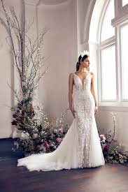 Modern Glam Wedding Dress In 2020 Glam Wedding Dress Modern Glam Wedding Dress Fitted Lace Wedding Dress