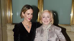 She is the recipient of several accolades, including a primetime emmy award and a golden globe award.in 2017, time magazine named her one of the 100 most influential people in the world in the artists category. Ungewohnlich So Lebt Sarah Paulson Mit Ihrer Partnerin 77 Promiflash De