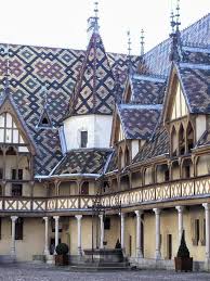 Dernieres Tuiles Vernissees Cette Fois Sur La Magnifique Toiture Des Hospices De Beaune Cet Hotel Dieu De Style Hospices De Beaune Hotel Dieu Toiture