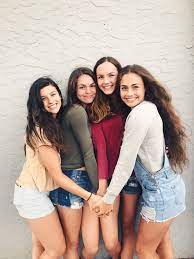Pin By Paige Youngquist On Cute Photo Ideas Group Picture Poses Friend Poses Group Photo Poses