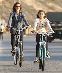 Kaia Gerber Riding A Bike In Malibu With Her Mom Cindy Crawford Daughter Cindy Crawford Celebrity Moms