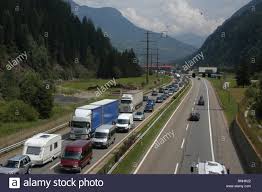 Der stau wuchs während des nachmittags wieder auf 5 bis 7 kilometer an. Schweiz Airolo Gotthard Pass Kanton Ticino Verkehr Stau Autobahn Autobahn Autos Lkw Reisen Reisen Transit Alpen Stockfotografie Alamy