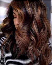 Le nuance del cioccolato sono davvero tante e può essere difficile scegliere quella più adatta per i nostri capelli. Chapeau Riflessi Caramello Fusi In Un Color Cioccolato Facebook