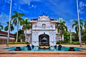 Perlu disebutkan di sini bahwa menara ini terdiri dari delapan sudut, bukan empat sudut seperti umumnya. Top 24 Tempat Bersejarah Di Malaysia Yang Terkenal Seluruh Negara