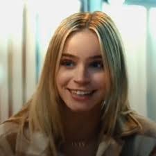 Alexandra Robertson's Instagram, Twitter & Facebook