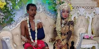 Berikut potret kocak di pelaminan. Viral Pengantin Pria Hanya Pakai Kolor Di Pelaminan Diduga Ini Penyebabnya Dream Co Id