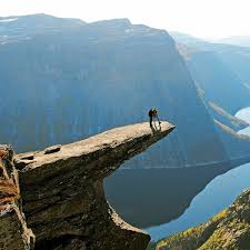 Preikestolen is a steep cliff. Norwegen Wie Sich Wander Touristen In Gefahr Bringen Der Spiegel