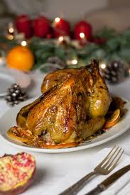 Si insaporisce il tutto con sale e pepe e si sfuma con del vino bianco. Faraona Ripiena Al Forno Per Natale Maccaroni Reflex