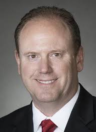 Wisconsin men's basketball coach Greg Gard to wear special shoes to honor  his mother