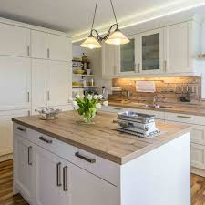 Das eine klassische einrichtung in verbindung mit schönen landhaus lampen längst nicht altmodisch sein muss, ist mittlerweile allseits bekannt. Das Haus Im Gemutlichen Landhausstil Einrichten Und Eine Oase Der Entspannung Schaffen