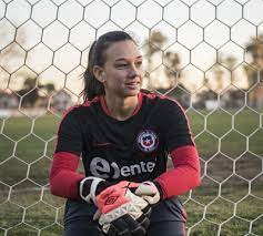 El primer partido oficial de la selección femenina de argentina fue disputado el 3 de diciembre de 1993 contra su similar de chile, el encuentro fue jugado en el estadio santa laura de la ciudad de santiago de chile en marco de un partido amistoso. La Lucha De Christiane Endler Con El Machismo En El Futbol Estamos Tratando De Cambiar Esto